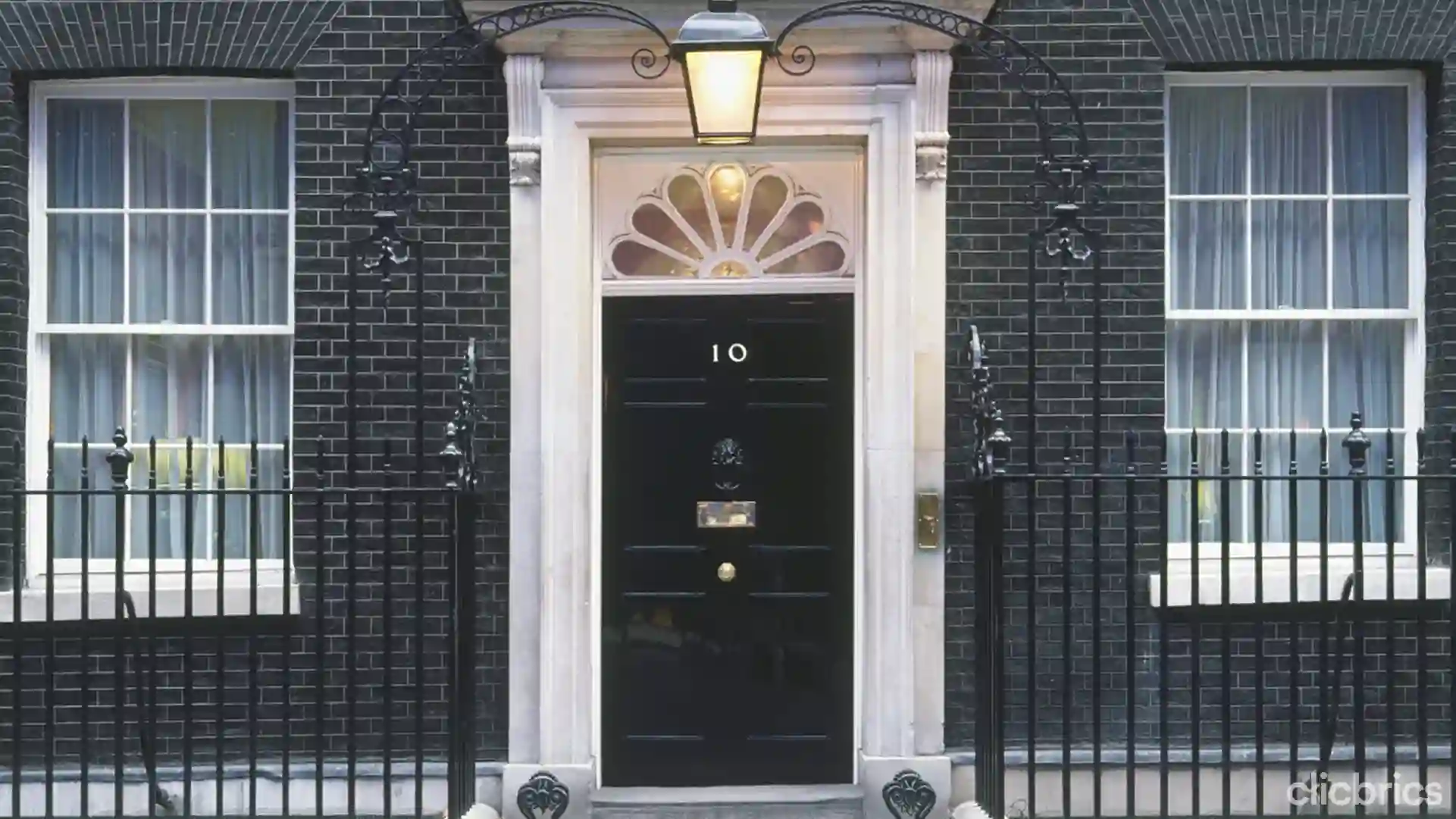 Single Main Door Design: Classic English Architecture